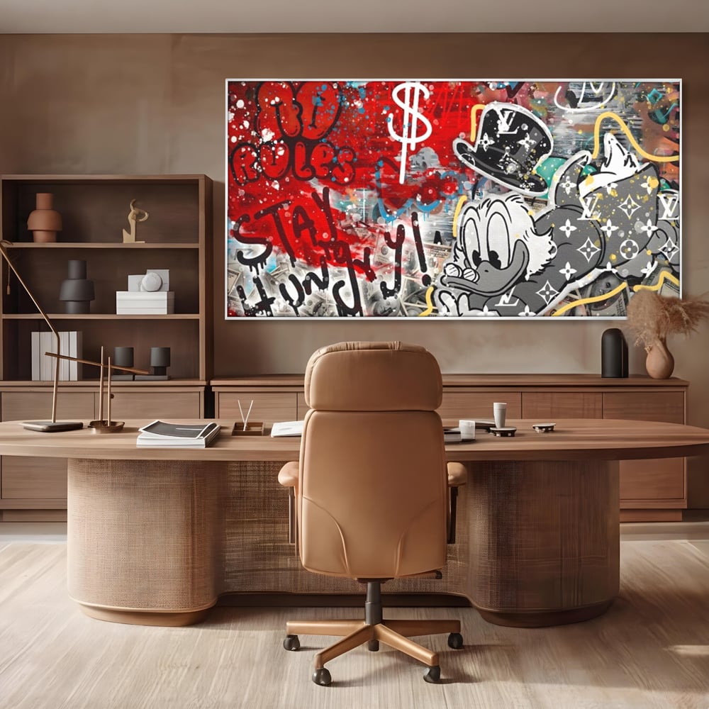Tablou canvas cu tablou canvas cu scrooge mcduck si graffiti, in rama de aluminiu argintiu, pe perete intr-un birou